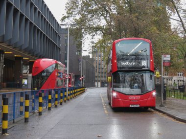 Londra 'daki İngiliz çift katlı otobüs.
