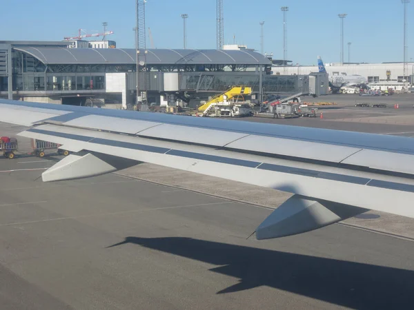 Самолет испытывает свои закрылки перед взлетом — стоковое фото