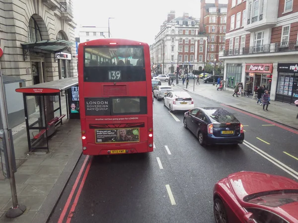 Vue sur la rue depuis le dernier étage d'un double étage à Londres — Photo