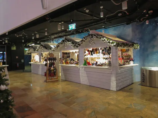 Mercado de Navidad casas de madera en el aeropuerto de Viena Schwechat — Foto de Stock