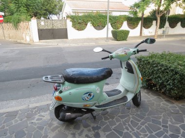 su yeşili İtalyan Vespa scooter