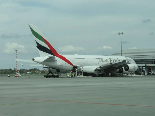 Airbus A380 de las aerolíneas Emirates en Milán Malpensa —  Fotos de Stock