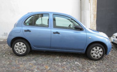 Coimbra 'da açık mavi Nissan Micra arabası