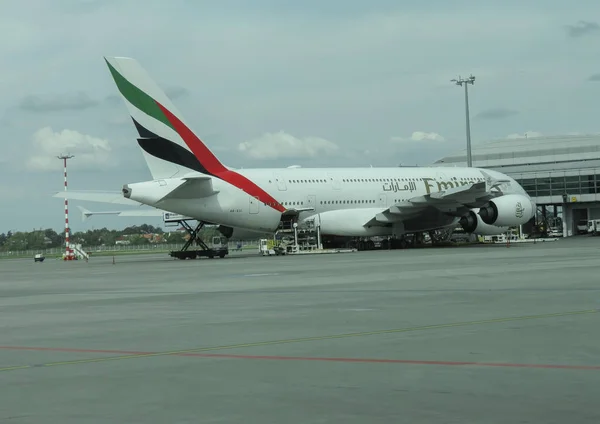 Airbus A380 leteckých společností Emirates v Miláně Malpensa — Stock fotografie