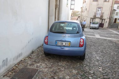 Coimbra 'da açık mavi Nissan Micra arabası