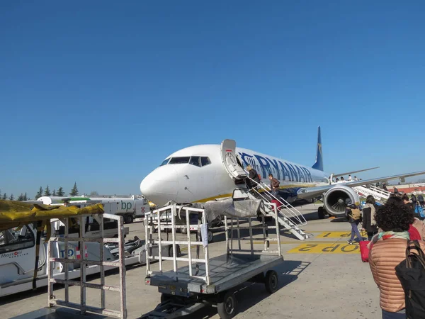 Ryanair Boeing 737-800 boarding i Bologna — Stockfoto