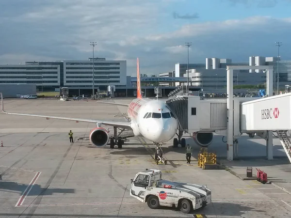 Samolotów easyJet zaparkowany na lotnisku — Zdjęcie stockowe
