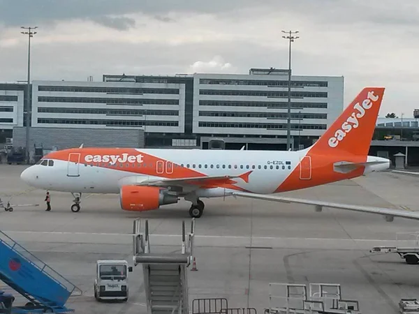 Easyjet aircraft on the runway — Stock Photo, Image