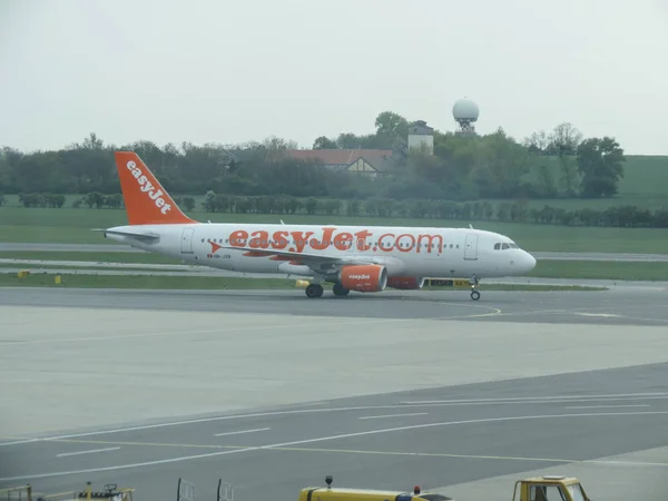 EasyJet Airbus A320 taxiing in Vienna Schwechat — Stock Photo, Image