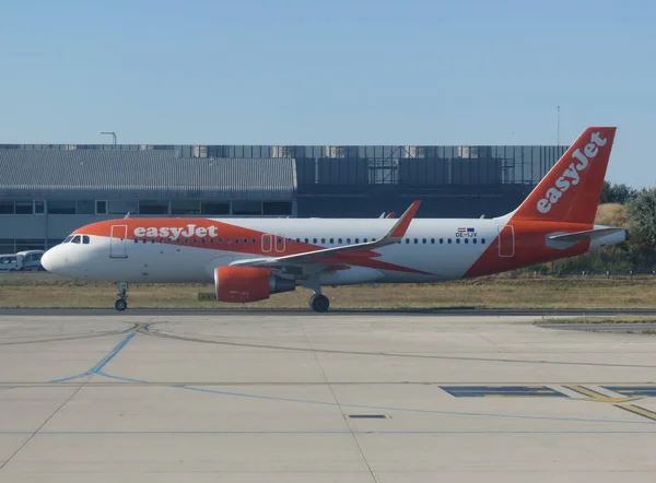 EasyJet Airbus A320 taxiing in Paris — Stock Photo, Image