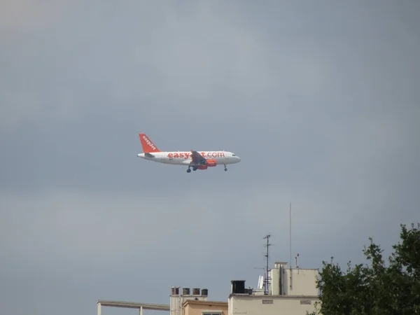 EasyJet Airbus A318 aterrizando en Toulouse — Foto de Stock