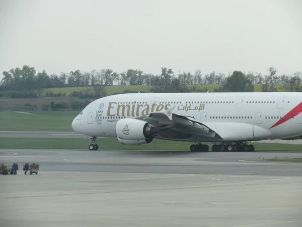 Airbus A380 авиакомпании Emirates в Вене Schwechat — стоковое фото