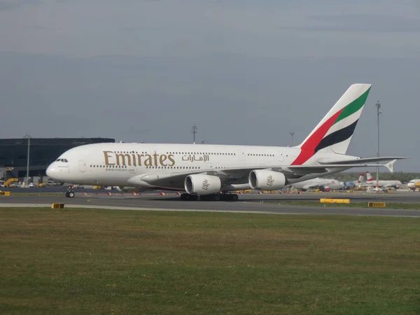 Airbus A380 az Emirates légitársaság, a Bécs-Schwechat — Stock Fotó