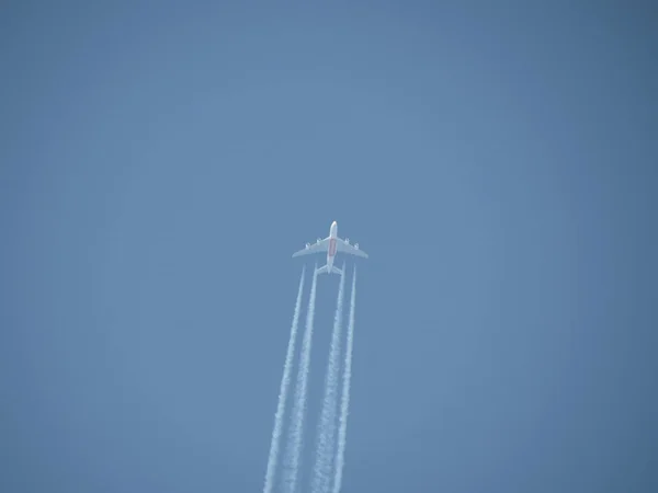 Emirate Airbus A380 fliegt in Neapel — Stockfoto