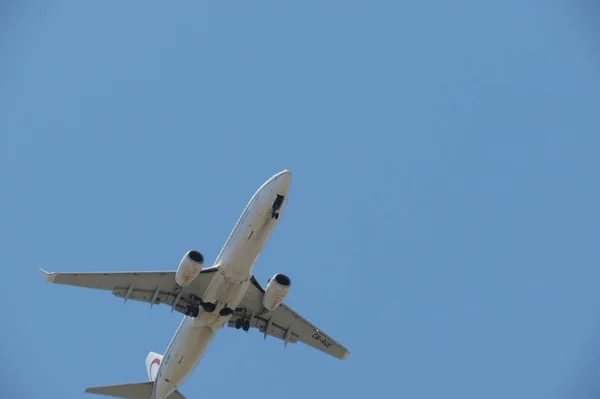 Royal Air Maroc Boeing 737 přistává v Lisabonu — Stock fotografie