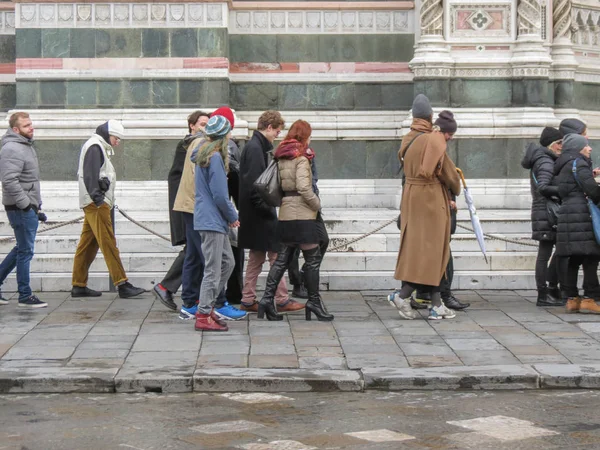 Люди в очереди во Флоренции — стоковое фото