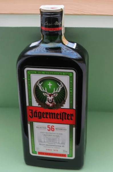 Uma garrafa de digestivo de ervas Jagermeister — Fotografia de Stock