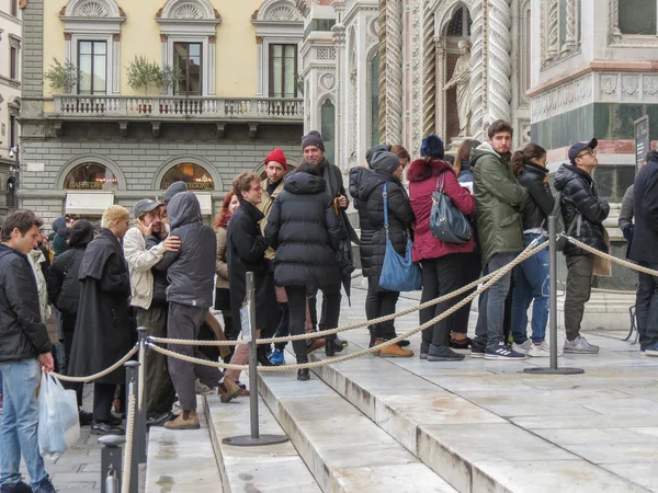 Gente haciendo cola en Florencia — Foto de Stock