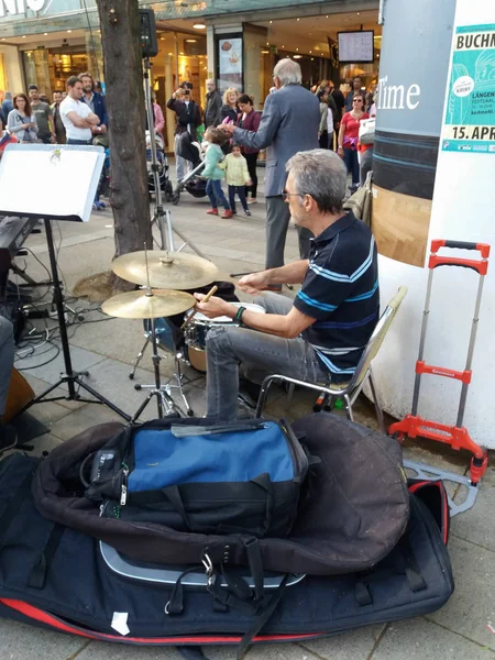 Jazzová kapela vystupující živě v ulicích centra města v V — Stock fotografie