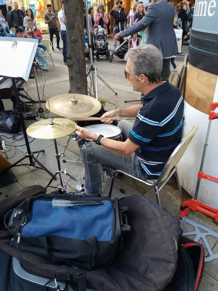 Jazzband som uppträder live på gatorna i centrum i V — Stockfoto