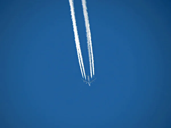 Boing 747 fliegt in Wien — Stockfoto