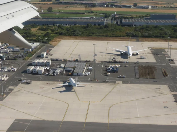 Lyfter från Charles De Gaulle flygplats i Paris — Stockfoto