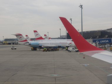 Avusturya Havayolları uçakları havaalanına park etti.