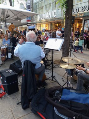 V 'deki şehir merkezinde caz grubu canlı performans sergiliyor.