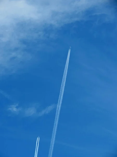 Kondensstreifen am Himmel — Stockfoto