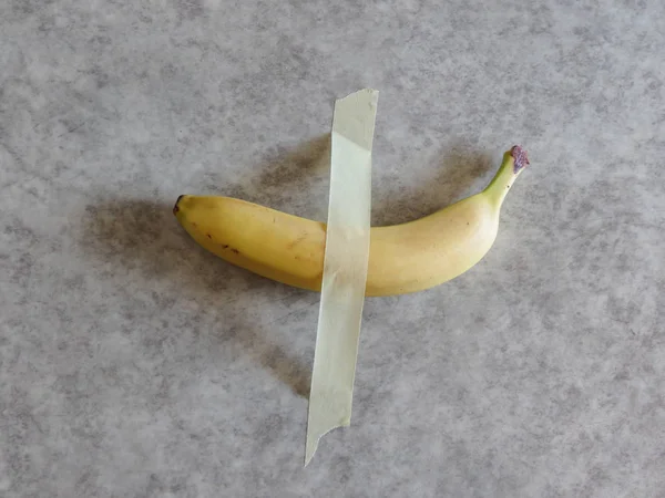 Bananenfruchtfutter mit Klebeband — Stockfoto