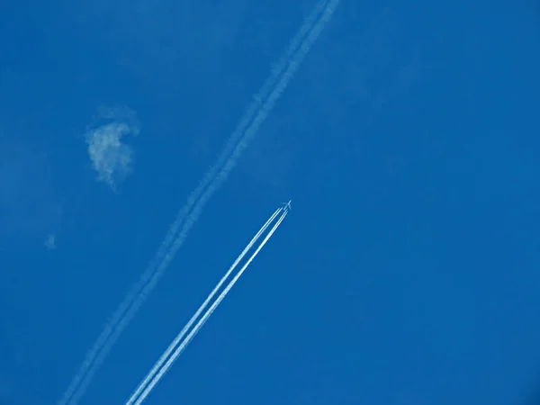 Boing 747 fliegt in Wien — Stockfoto