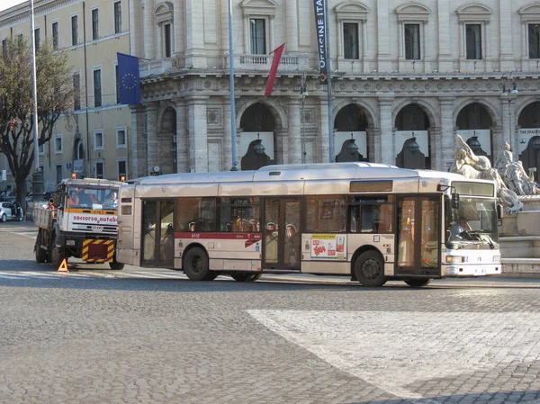 Bus public hors service à Rome — Photo