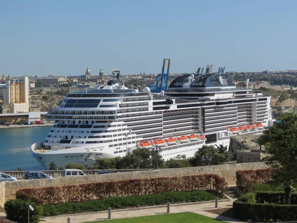Nave da crociera MSC Bellissima ormeggiata al porto di La Valletta — Foto Stock