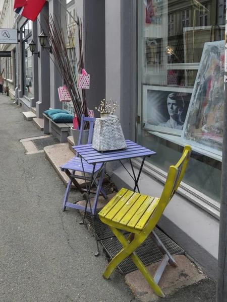 Хипстерское кафе со столиками на открытом воздухе — стоковое фото