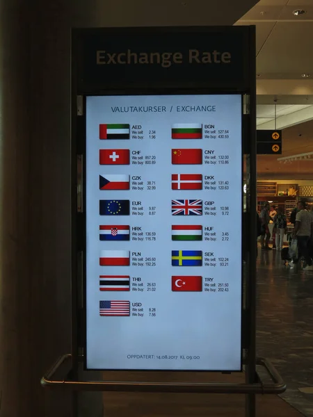 Fremdwährungsschirm am Flughafen in Oslo — Stockfoto