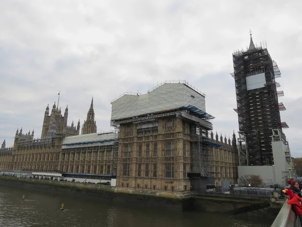 Збереження палат парламенту працює в Лондоні. — стокове фото