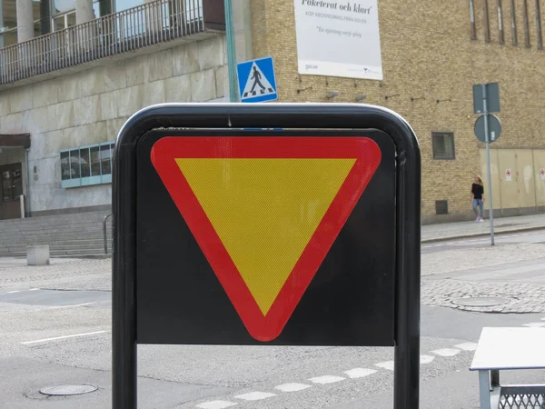 Ustąpić (ustępować) znak w Goteburgu — Zdjęcie stockowe