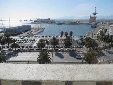 Cagliari, İtalya - Ekim 2019: Deniz ve liman manzarası