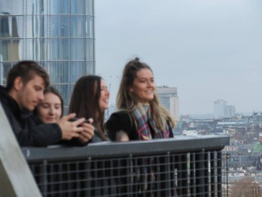 Londra, Uk - Kasım 2019: Tate Modern Sanat Galerisi Terası Güney Şeria elektrik santrali