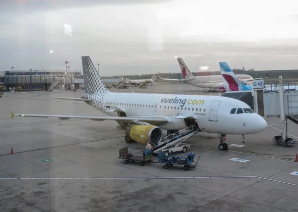 Vienna Schwechat Австрия Circa November 2019 Vueling Airbus A319 Boarding — стоковое фото