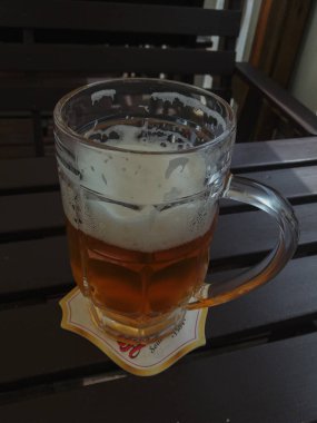 Masaya bir bardak Çek birası.