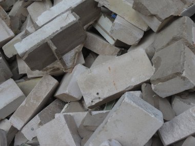 Yıkımdan ya da bombadan yıkılmış ev enkazı.