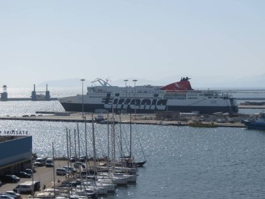 Cagliari, İtalya - Ekim 2019: Deniz ve liman manzarası