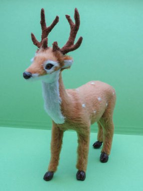 Yumurta geyiği (Capreolus capreolus) phylum Chordata, sınıf Mammali (memeliler) - Noel süslemesi veya çocuk oyuncağı olarak kullanışlı minyatür üreme