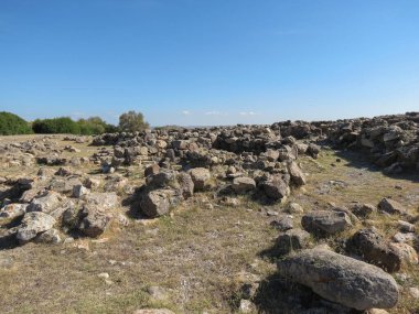 BARUMINI, SARDINIA, İTALYA - CIRCA ECTOBER 2019: Barumini 'deki Nuraghe, tarihöncesi bir megalitik yapının kalıntıları, MÖ 1500 dolaylarında inşa edildi.
