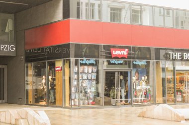 Leipzig, Almanya - Mart 2016: Levi 's marka mağazasının önünde