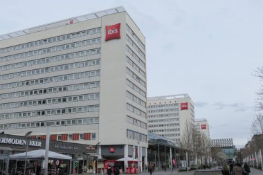 Dresden, Almanya - Mart 2016: Dresden 'deki üç Ibis oteli