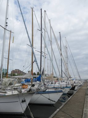 Kopenhag, Danimarka - Ağustos 2017 civarı: limanda demirlemiş yelkenli tekneler