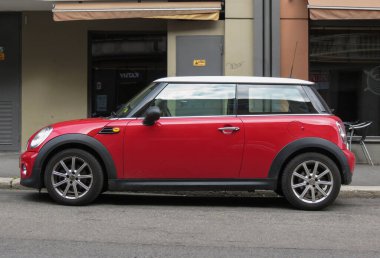 Oslo, Norveç - Ağustos 2017: Beyaz çatılı kırmızı Mini Cooper arabası (2013 model)