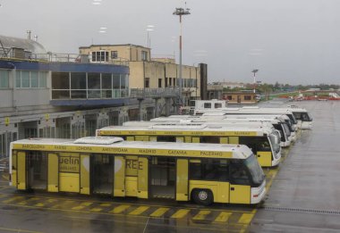 Florence, İtalya - Kasım 2019: Peretola havaalanında servis otobüsleri